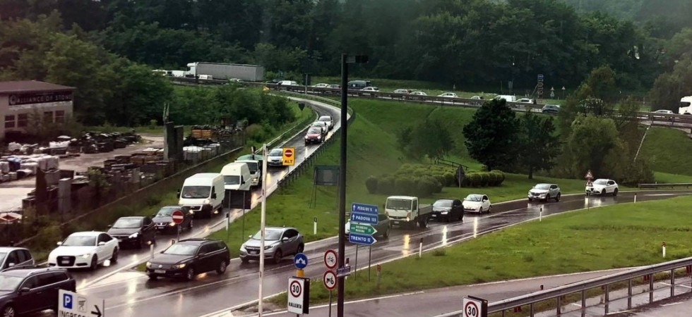 Auto si cappotta sulla statale 47, da Martignano traffico paralizzato fino a Pergine